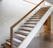 Vì Sao Nên Thi Công Thiết Kế Cầu Thang Kính Tay Vịn Gỗ Sồi?