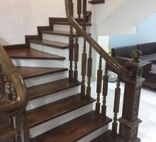 Thi Công Thiết Kế Cầu Thang Kính Tay Vịn Gỗ Căm Xe Cho Nhà Phố