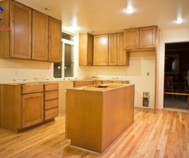 Dịch vụ thi công tủ bếp gỗ tự nhiên