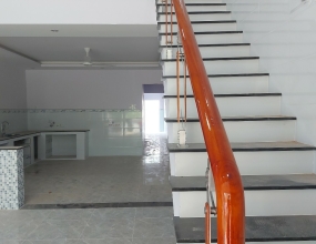 Công trình cầu thang kính gỗ ở Bình Dương