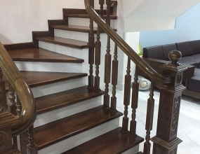 Thi Công Thiết Kế Cầu Thang Kính Tay Vịn Gỗ Căm Xe Cho Nhà Phố