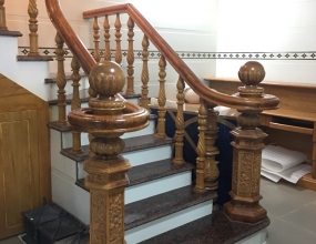 TAY VỊN CẦU THANG GỖ GIÁ RẺ TẠI BÌNH DƯƠNG