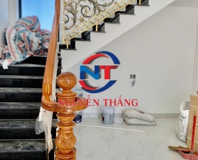 Cầu thang gỗ cổ điển trụ tròn