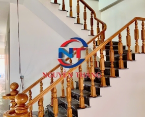 Cầu thang gỗ tay vịn tròn