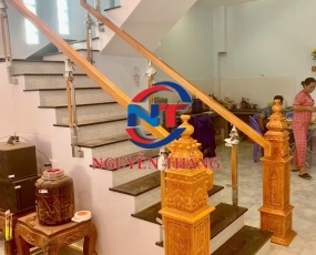 Cầu thang gỗ vuông trụ khối