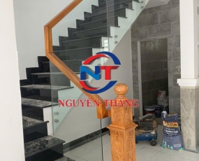 Cầu thang gỗ kính tay vịn vuông