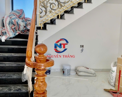 Cầu thang gỗ cổ điển trụ tròn