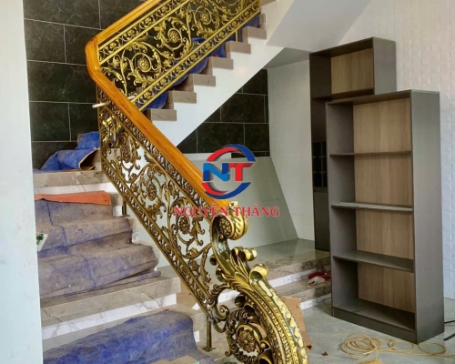 Cầu thang gỗ tân cổ điển