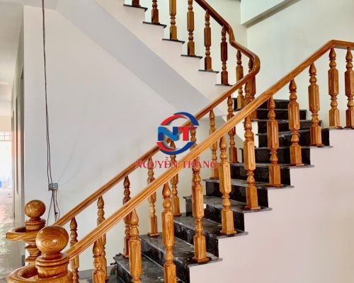 Cầu thang gỗ tay vịn tròn