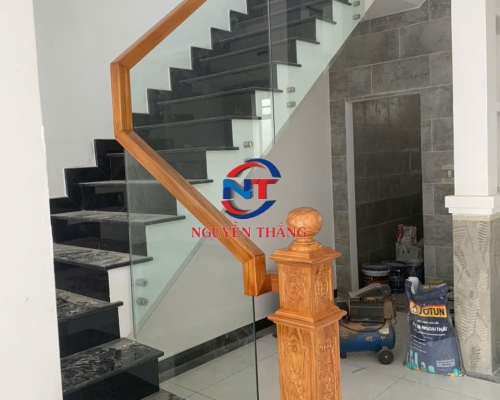 Cầu thang gỗ kính tay vịn vuông
