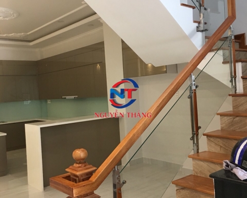 Cầu thang gỗ tự nhiên 
