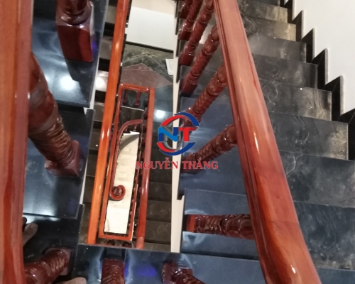 Cầu thang gỗ xoắn