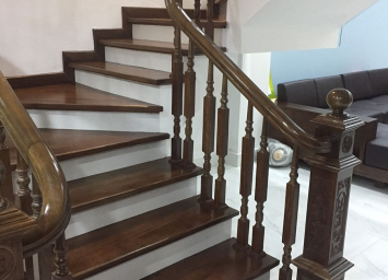 Thi Công Thiết Kế Cầu Thang Kính Tay Vịn Gỗ Căm Xe Cho Nhà Phố