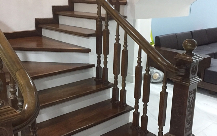 Thi Công Thiết Kế Cầu Thang Kính Tay Vịn Gỗ Căm Xe Cho Nhà Phố