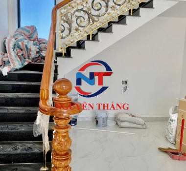 Cầu thang gỗ cổ điển trụ tròn