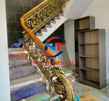 Cầu thang gỗ tân cổ điển