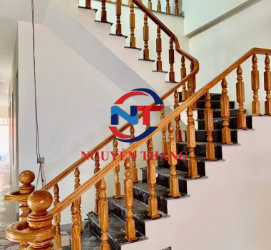 Cầu thang gỗ tay vịn tròn