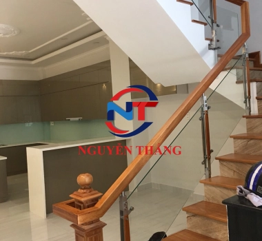 Cầu thang gỗ tự nhiên 